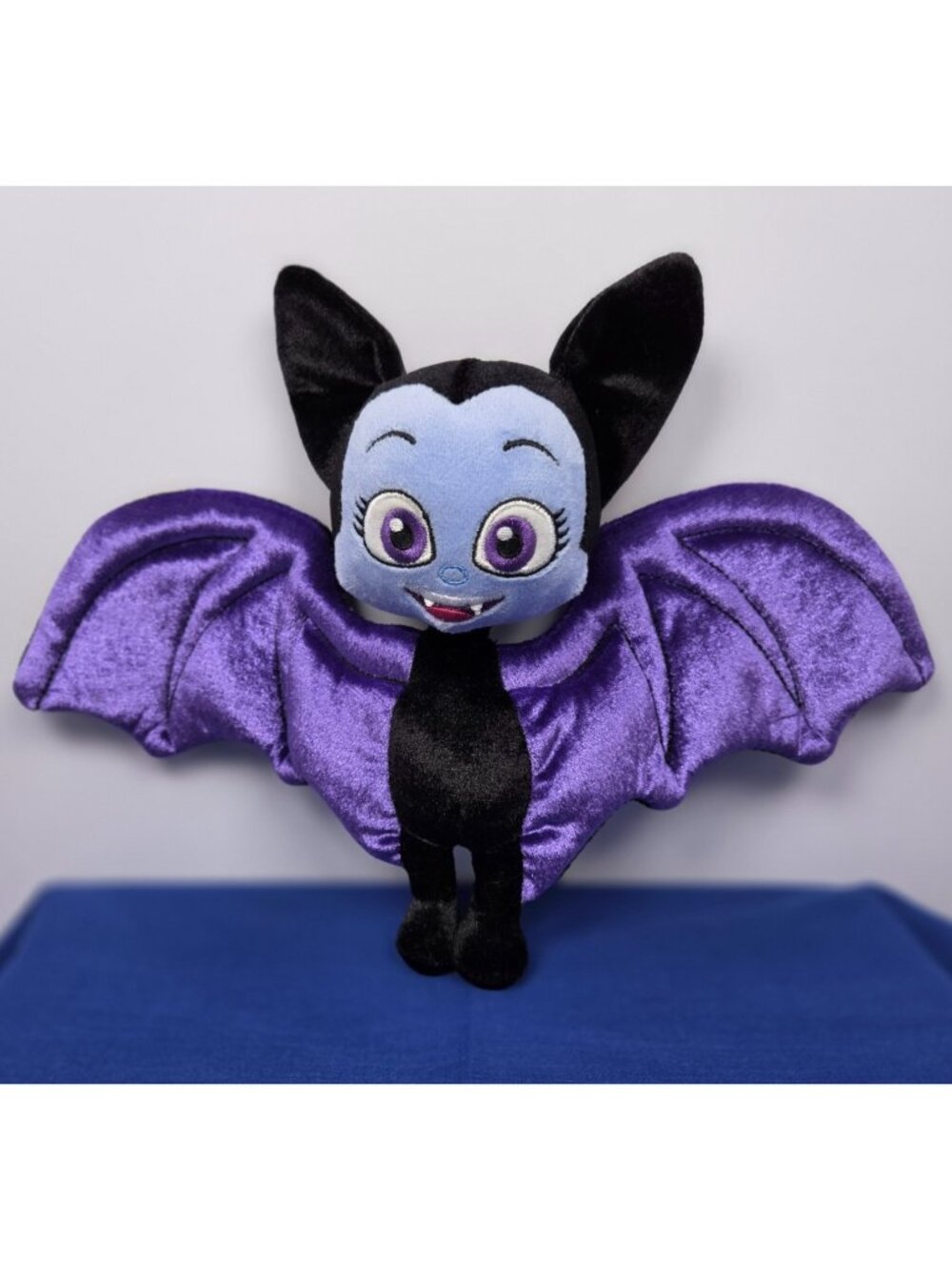 Disney Store Vampirina Case of the Battys Vee Bat Plush Halloween 13 in Wingspan